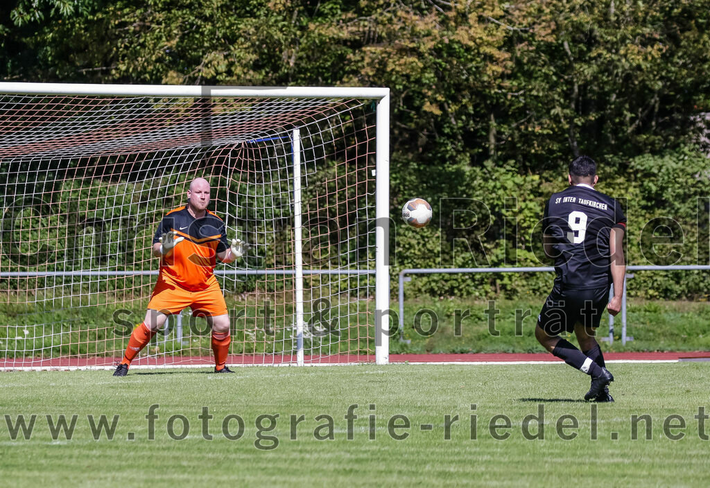 2023-09-02_038_SG_Markt_Schwaben_II_gegen_SV_Internationale_Taufkirchen_II | Markt Schwaben, Deutschland, 02.09.2023:
Fußball, C-Klasse 2023 / 2024, 3. Spieltag, (SG) Markt Schwaben II gegen SV Internationale Taufkirchen II, Endergebnis: 6:2

Torwart Sebastian Handrick (SG Markt Schwaben, #23), Ömer Eksi (SV Internationale Taufkirchen, #9)

Foto: Christian Riedel / fotografie-riedel.net