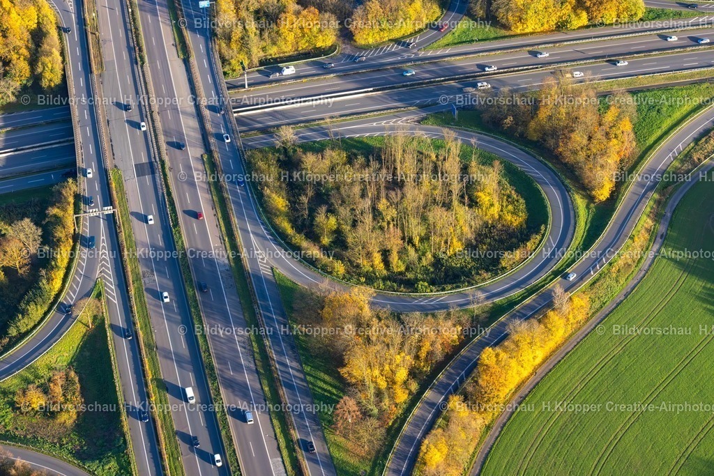 Luftbild Moers-5768 | LuftbildfotografieHerbstluftbild Autobahnkreuz der BAB A40 und BAB A57 am " Kreuz Moers " in Bettenkamp im Bundesland Nordrhein-Westfalen, Deutschland - Realisiert mit Pictrs.com