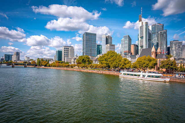 MBF_1886 | Flussufer mit Frankfurter Skyline und vorbeifahrendem Boot unter bewölktem Himmel, Frankfurt am Main, Hessen, Deutschland - Realisiert mit Pictrs.com