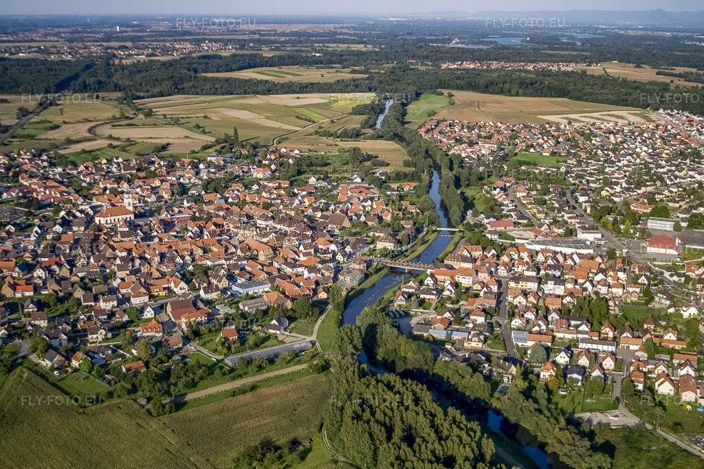 Vue aérienne: La ville est traversée au sud-ouest par la rivière Moder. à Drusenheim dans le département Bas Rhin, France – .Photo: IMG_8128.jpg prise le 15/09/2007 par Werner Riehm/FLY-FOTO.eu – Résolution de l'original: 3379 x 2253 px