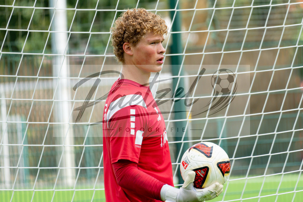 20260909_TRAOSN_0279 | Fußball, Herren: Torhüter Luca Böggemann (VfL Osnabrück) schaut beim Training des VfL Osnabrück am 09.09.2026 im Sportpark Illoshöhe in Osnabrück, Deutschland.(Foto von Nico Paetzel) - Realisiert mit Pictrs.com