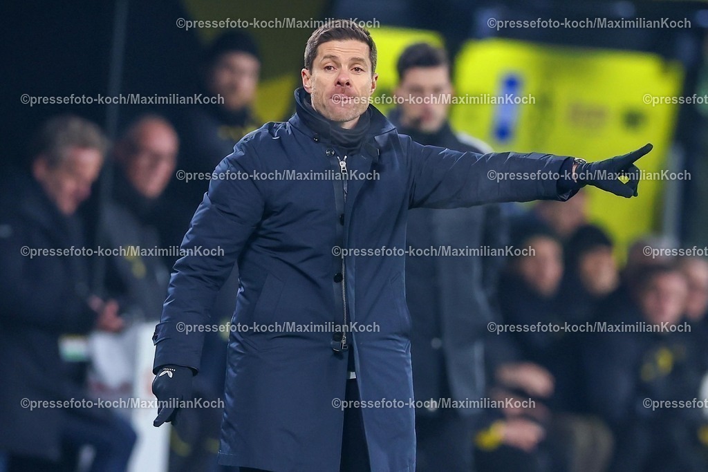 BVB10012501060 | 10.01.2025, Fußball, Borussia Dortmund - Bayer 04 Leverkusen, 1. Fußball Bundesliga, 16. Spieltag, Signal Iduna Park, Saison 2024 2025: Cheftrainer Xabi Alonso (Bayer 04 Leverkusen Trainer) gestikulierend am SpielfeldrandDFB regulations prohibit any use of photographs as image sequences and or quasi-video.