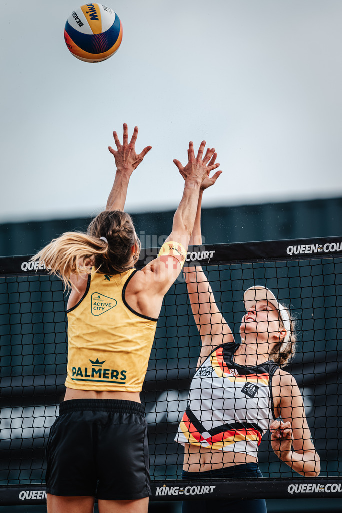 Beachvolleyball | Frauen | Queen and King of the Court | Hamburg | 31.05.2024 | Sarah Schulz (rechts, weiß, GER) gegen Sarah Cools (links, gelb, BEL)