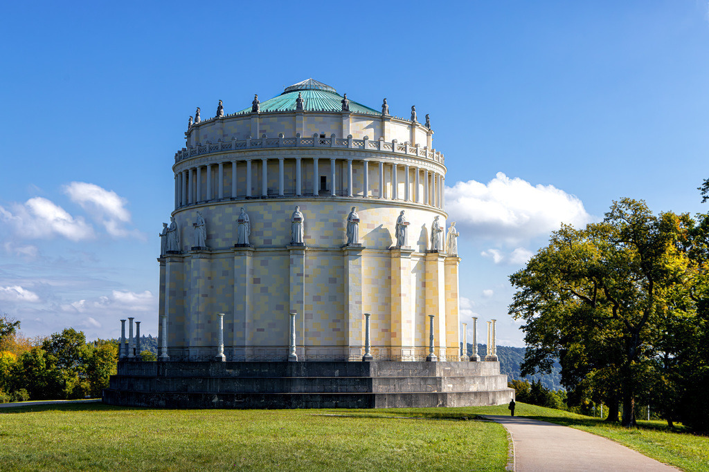 Die Befreiungshalle in Kelheim-Gedenkstätte auf dem Michelsberg | Die Befreiungshalle in Kelheim ist eine Gedenkstätte auf dem Michelsberg in Bayern. Sie erinnert an die siegreichen Schlachten der Befreiungskriege gegen Napoleon von 1813 bis 1815.Geschichte und BauKönig Ludwig I. von Bayern gab den monumentalen Rundbau in Auftrag.Errichtet wurde das klassizistische Bauwerk zwischen 1842 und 1863.Architekten: Die Entwürfe stammten zunächst von Friedrich von Gärtner und später, nach dessen Tod, von Leo von Klenze. - Realisiert mit Pictrs.com