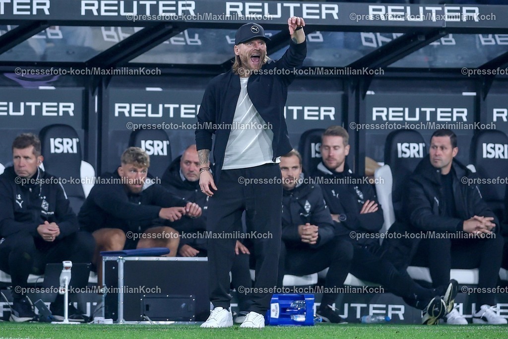 BMG05102501082 | 05.10.2025, Fußball, Borussia Mönchengladbach - SC Freiburg, 1. Fußball Bundesliga, Borussia-Park, Saison 2025 2026: Cheftrainer Eugen Polanski (Borussia Mönchengladbach) gestikulierend am Spielfeldrand DFB regulations prohibit any use of photographs as image sequences and or quasi-video.