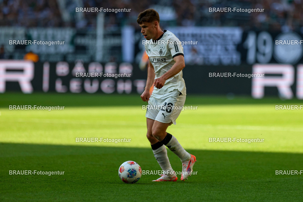 Borussia Mönchengladbach vs Hamburger SV - Bundesliga  | Mönchengladbach, Deutschland, 24.08.25:   Lucas Ullrich (Borussia Mönchengladbach) im Kampf um den Ball waehrend des Spiels der Bundesliga zwischen Borussia Mönchengladbach vs Hamburger SV im Stadion im Borussia Park(Foto von Brauer-Fotoagentur / Adrian Schlueter)