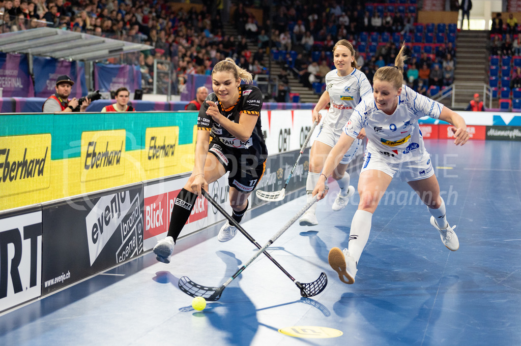 Piranha Chur vs Kloten-Dietlikon Jets - 23. April 2022 | Piranha Chur vs Kloten-Dietlikon Jets
Stimo Arena, Kloten
#17 Luana Rensch (Piranha Chur) gegen #9 Mirjam Hintermann (Kloten-Dietlikon Jets), hinten #8 Brigitte Mischler (Kloten-Dietlikon Jets).
Bild: Sportfotografie Markus Aeschimann | www.markus-aeschimann.ch - Realisiert mit Pictrs.com