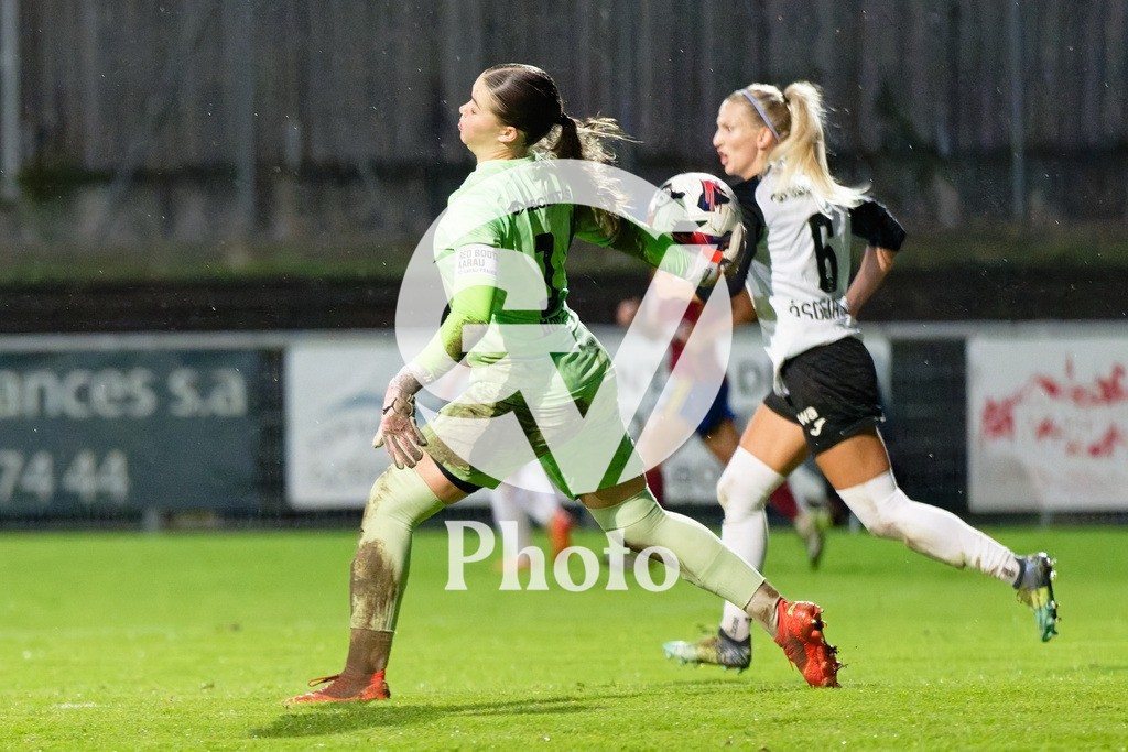 DZ8_7164_c | Switzerland: AXA Womens Super League 2025/26, Servette FC Chenois Feminin vs FC Aarau Frauen - Stade des Trois-Chene, Chene-Bourge: Lorena Barth (1 FC Aarau Frauen) passes the ball 
