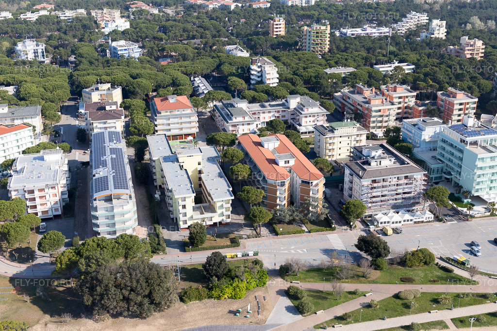 Vue aérienne: Vue de la ville à Bibione dans le département Vénétie, Italie. Photo: IMG_098003.jpg prise le 03/04/2017 par Werner Riehm/FLY-FOTO.euRésolution de l'original: 5472 x 3648 px