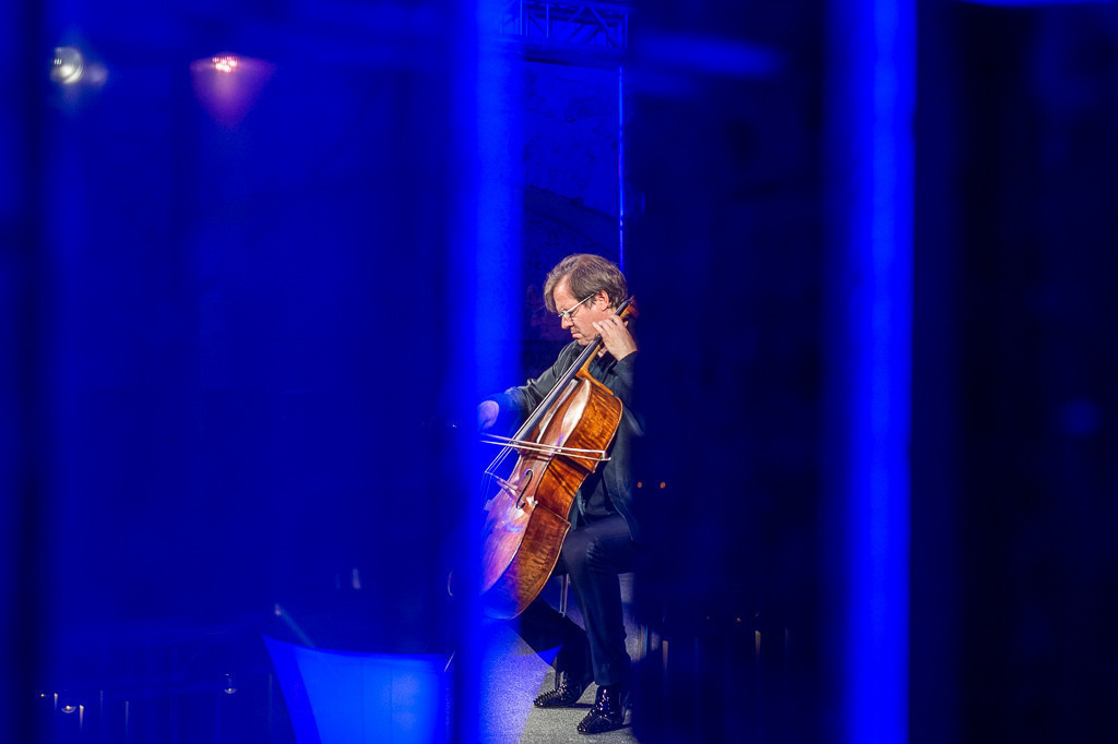 Jan Vogler | Jan Vogler spielt Bach im Forte Belvedere Leisnig zum Festival Hallo Leisnig 2022. - Realisiert mit Pictrs.com