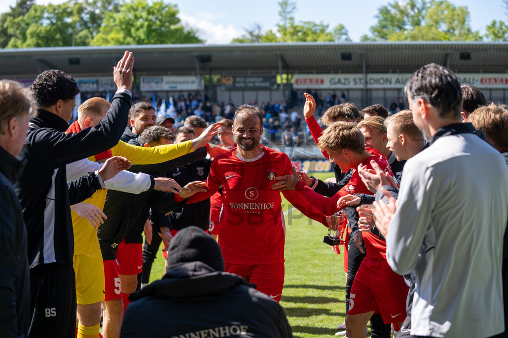 Stuttgarter Kickers vs. SG Sonnenhof Großaspach, Fussball, Regionalliga Suedwest, 34. Spieltag, 16.05.2026 | Fabian Eisele (SG Sonnenhof Großaspach, #23) bekommt die Torjägerkanone/Torjaegerkanone überreicht/ueberreicht,Stuttgarter Kickers vs. SG Sonnenhof Großaspach, Fussball, Regionalliga Suedwest, 34. Spieltag, 16.05.2026