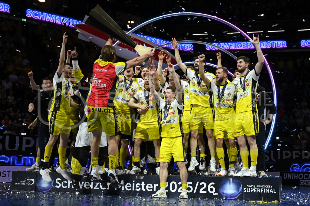 Zug United - HC Rychenberg - 25. April 2026 | Oskar Weissbach (#6 HC Rychenberg Winterthur) mit Pokal am L-UPL Superfinal-Spiel zwischen Zug United und HC Rychenberg am 25. April 2026 in der BCF Arena, Fribourg, Schweiz.Bild: Sportfotografie Markus Aeschimann | www.markus-aeschimann.ch - Realisiert mit Pictrs.com