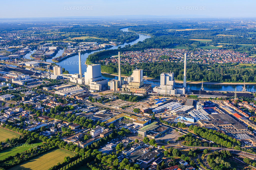 Luftbild: Grosskraftwerk Mannheim am Rheinufer aus Norden im Ortsteil Neckarau in Mannheim im Bundesland Baden-Württemberg in Deutschland. – Foto: IMG_157197.jpg vom 18.06.2026 durch Werner Riehm/FLY-FOTO.de – Auflösung des Originals: 5686 x 3790 px – Grosskraftwerk Mannheim