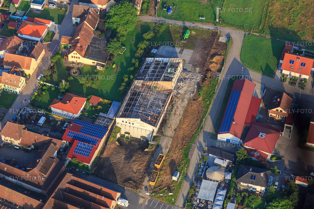 Luftbild: Abgerissenes Haus in der Silvanerstr im Ortsteil Schweigen in Schweigen-Rechtenbach im Bundesland Rheinland-Pfalz in Deutschland. Foto: IMG_107846.jpg vom 10.06.2018 durch Werner Riehm/FLY-FOTO.de