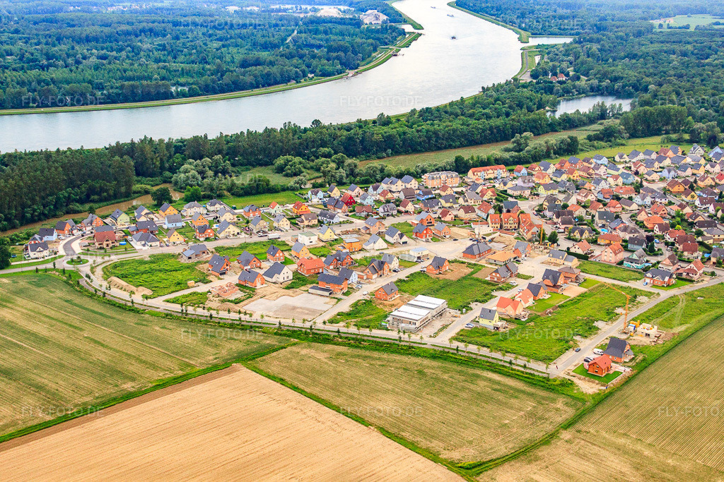 Luftbild: Ortsansicht von Norden in Drusenheim im Bundesland Bas-Rhin in Frankreich. – Foto: IMG_28825.jpg vom 14.06.2010 durch Werner Riehm/FLY-FOTO.de – Auflösung des Originals: 4752 x 3168 px