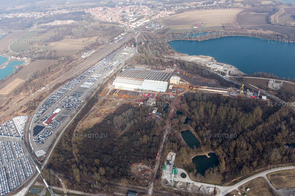 Vue aérienne: ARCHICUB - Aire de stationnement pour l'importation de camions et de voitures par Walon à Lauterbourg dans le département Bas Rhin, France.Photo: IMG_096939.jpg prise le 19/02/2017 par Werner Riehm/FLY-FOTO.euRésolution de l'original: 5135 x 3423 pxSolutions logistiques pour l'industrie: