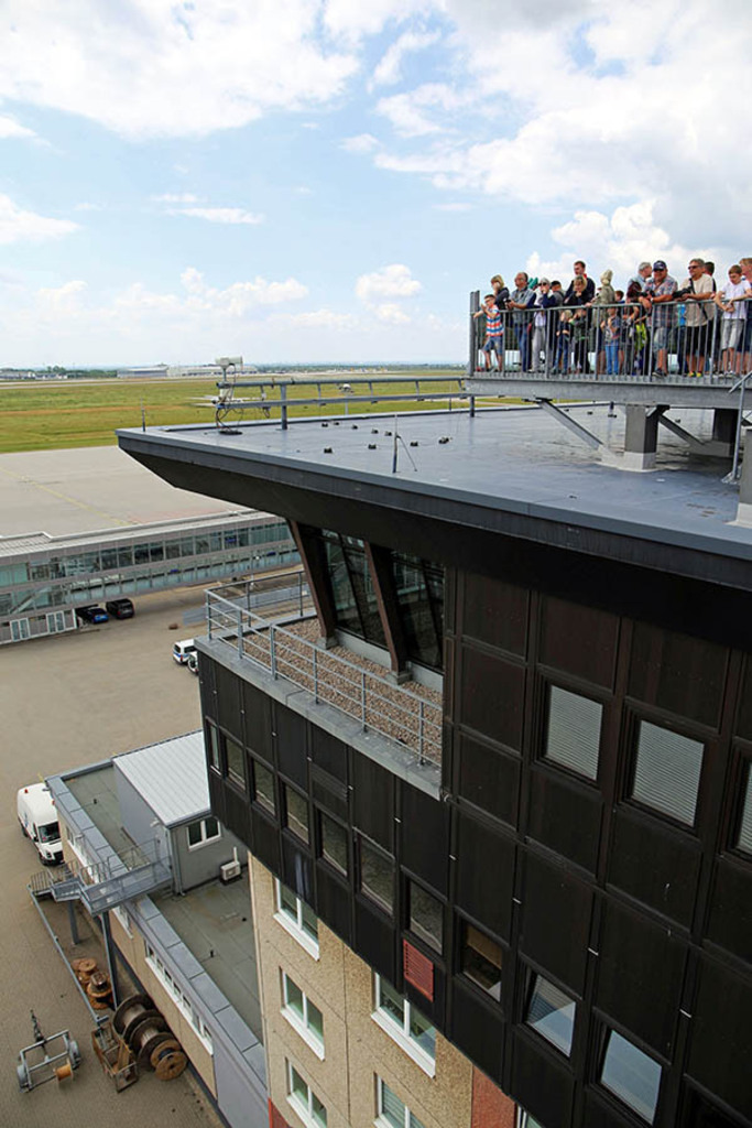 Foto: Leipzig - Flughafen Leipzig-Halle | Das Team hinter BILDLEXIKON LEIPZIG bündelt historische wie aktuelle Informationen über die Stadt Leipzig in Text und Bild auf einer Plattform und stellt diese der interessierten Öffentlichkeit zur Verfügung.
