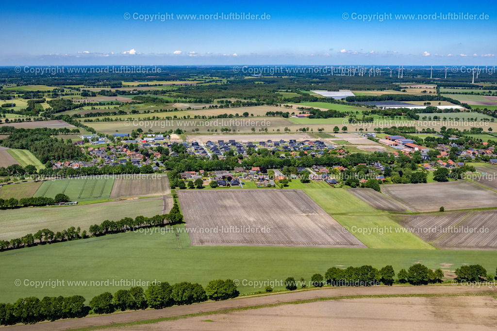 Bargstedt_ELS_7214030622 | BARGSTEDT 03.06.2022 Ortsansicht der Straßen und Häuser der Wohngebiete in Bargstedt im Bundesland Niedersachsen, Deutschland. Weiterführende Informationen bei: Samtgemeinde Harsefeld. // Town View of the streets and houses of the residential areas in Bargstedt in the state Lower Saxony, Germany. Further information at: Samtgemeinde Harsefeld. Foto: Martin Elsen