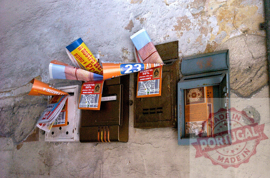 Overflowing mailboxes with advertising flyers on a decaying wall | Mailboxes overflowing with advertising flyers on a decaying wall - Realisiert mit Pictrs.com