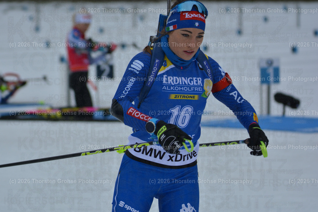 IBU WC Biathlon Oberhof 2018 | WIERER Dorothea (ITA) beim Anschiessen vor dem Rennen; IBU WC Biathlon Oberhof 2018, 10 km Verfolgung der Frauen am 06.01.2018 in der DKB Ski Arena in Oberhof, (Deutschland) - Realisiert mit Pictrs.com
