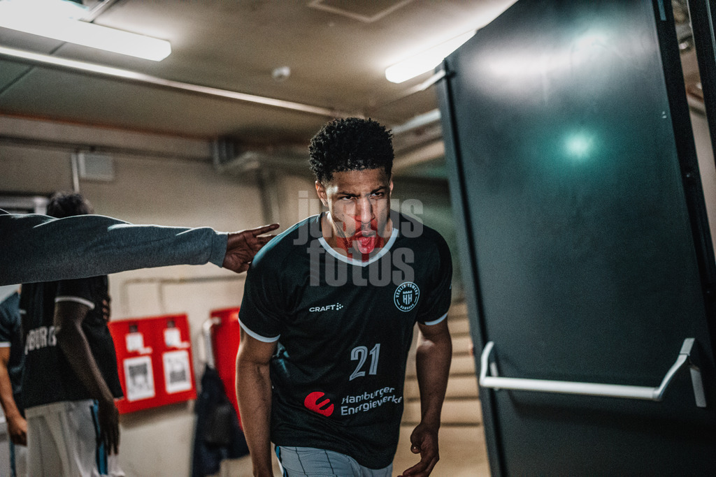 Basketball | Männer | Saison 2024/2025 | easyCredit Basketball Bundesliga | 18. Spieltag | Veolia Towers Hamburg vs. FIT/One Würzburg Baskets | 26.01.2025 | Jordan Barnett (#21, Veolia Towers Hamburg) beim Einlauf