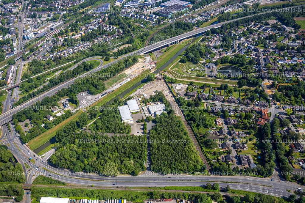 Bottrop220501915 | Luftbild, Baustelle EisenbahnBrücke Abriss über die Emscher, Hasslacher Straße, Bernepark Industriearchitektur und Natur, Süd, Bottrop, Ruhrgebiet, Nordrhein-Westfalen, Deutschland
