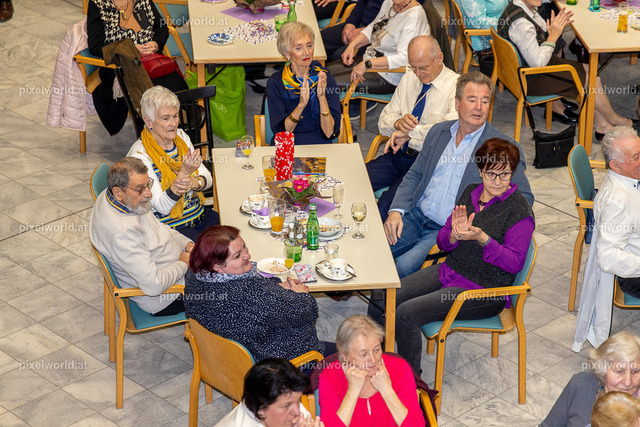 Ball der älteren Generation | Bildershop von pixelworld.at - Realisiert mit Pictrs.com