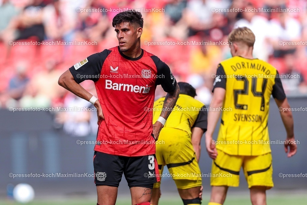 B0411052501155 | 11.05.2025, Fußball, Bayer 04 Leverkusen - Borussia Dortmund, 1. Fußball Bundesliga, 33. Spieltag, BayArena, Saison 2024 2025: Piero Hincapie (Bayer04 Leverkusen #3) steht enttäuscht auf dem Spielfeld Enttäuschung DFB regulations prohibit any use of photographs as image sequences and or quasi-video.