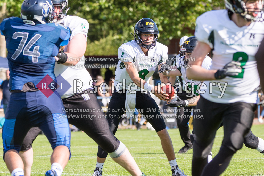 American Football, Saison 2022, Regionalliga Nord, Hamburg Blue Devils - Oldenburg Knights, Dr.-Hermann-Schnell-Sportplatz (Hamburg), 06.08.2022, 07. Gameweek | Murdock Rutledge (#8, Oldenburg, Quarterback)