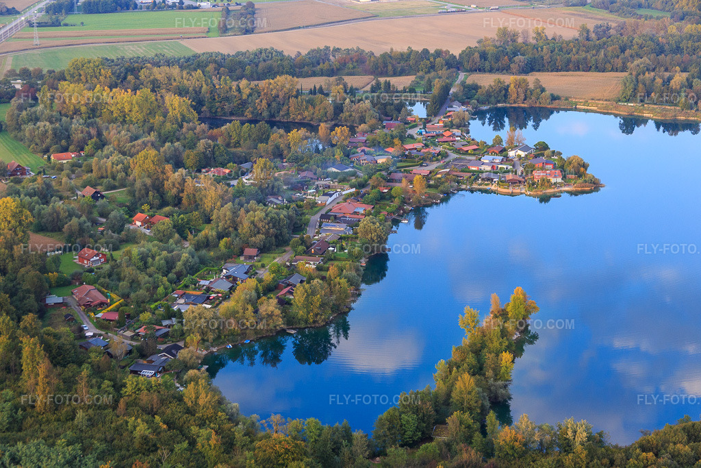 Aerial view: Weekend houses at Etang des Chalets du Lac in Beinheim in the state Bas-Rhin, France. – Photo: IMG_074431.jpg taken on 10/04/2014 by Werner Riehm/FLY-FOTO.com – Resolution of the original: 5472 x 3648 px