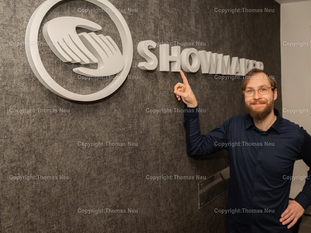 DSC_8789 | Harry Hegenbarth ist ein kreativer Kopf aus Bensheim an der Bergstraße und Inhaber der Agentur Showmaker (auch bekannt als Showmaker Entertainment) – einer Werbe- und Eventagentur, die für unkonventionelle Konzepte mit sozialem Mehrwert steht,Harry organisiert seit vielen Jahren Kulturveranstaltungen:

Vogel der Nacht Festival (seit 2003),

PLEY! / AIRPLEY! (seit 2005),

Stadtparkustik Festival (seit 2007),

Birkengarten Festival (seit 2009),

PHUNGO Festival (seit 2013