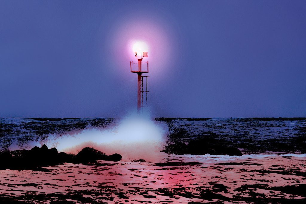 Photoart: Leuchtfeuer und Brandung | Dieses Wandbild im Querformat zeigt die künstlerische Interpretation eines Leuchtfeuers und der Brandung an der Steinmole bei Nacht. Das Licht des Leuchtfeuers ist rötlich und scheint auf Teilbereiche der Ostsee.   - Realisiert mit Pictrs.com