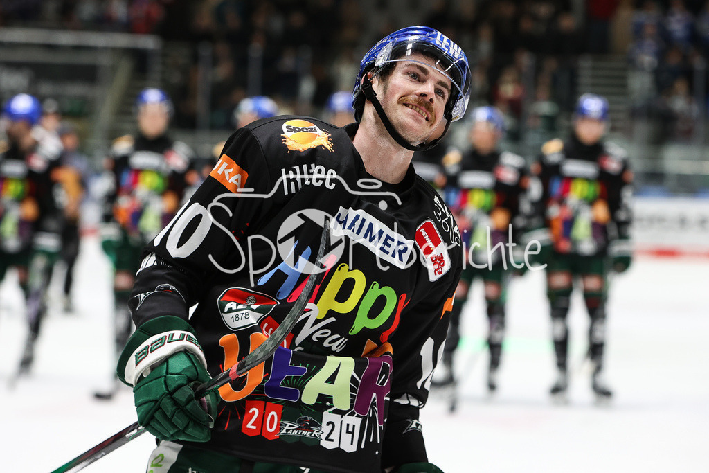 Augsburger Panther - Schwenninger Wild Wings | Chris COLLINS (AEV #10) bedankt sich bei den Fans nach dem Heimsieg gegen Schwenningen / Welle / Jubel