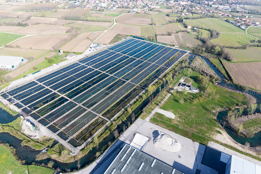 Vue aérienne: Vue de la ville à Orcenico Inferiore dans le département Frioul-Vénétie Julienne, Italie. Photo: IMG_105747.jpg prise le 08/04/2018 par Werner Riehm/FLY-FOTO.eu – Résolution de l'original: 5472 x 3648 px