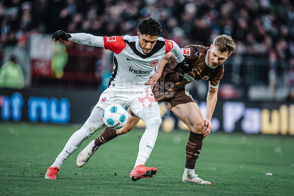 Fußball | Männer | Saison 2024/2025  | Fußball-Bundesliga | 16. Spieltag | FC St. Pauli vs. Eintracht Frankfurt | 11.01.2025 | v.l. Omar Marmoush (#7, Eintracht Frankfurt) gegen David Nemeth (#4, FC St. Pauli)