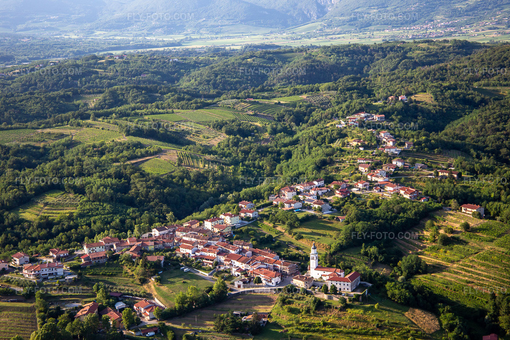 Aerial view: View of the town from the south in the district Prvačina in Nova Gorica in the state Slovenia, Slovenia. – Photo: IMG_137472.jpg taken on 07/14/2023 by Werner Riehm/FLY-FOTO.com – Resolution of the original: 5472 x 3648 px