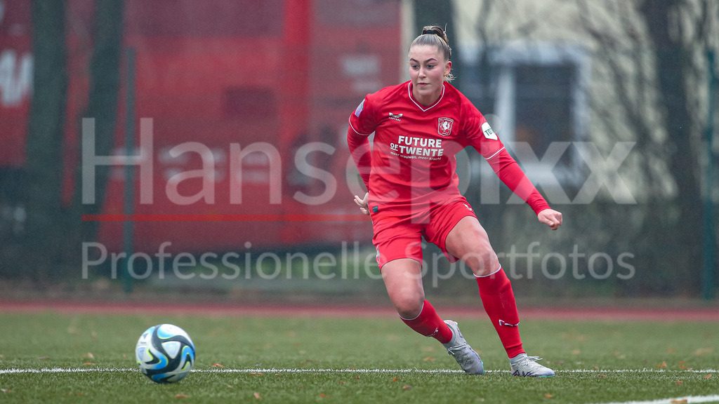 Fussball, Testspiel Frauen, SV Werder Bremen - FC Twente Enschede | v.li.: Danique Van Ginkel (FC Twente Vrouwen, 8) am Ball, Freisteller, Einzelbild, Ganzkörper, Aktion, Action, Spielszene
