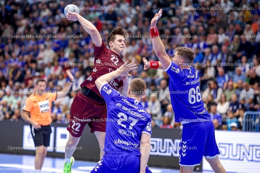 Gum25042501010 | 25.04.2025, Handball, HBL, VfL Gummersbach - 1. VfL Potsdam, Schwalbe-Arena: Maxim Orlov (VfL Potsdam #22) gegen Kristjan Horzen (GUM #27) und Stepan Zeman (GUM #66) 