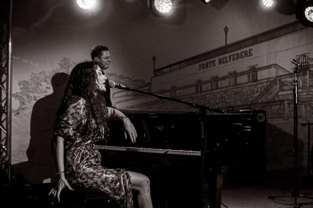 Maria Markesini Konzert | Maria Markesini meets Klazz Brothers im Forte Belvedere Leisnig zum Festival Hallo Leisnig 2022. - Realisiert mit Pictrs.com