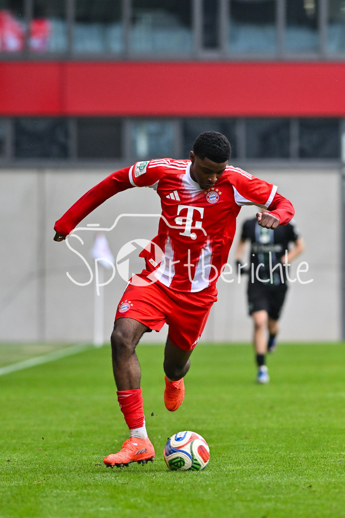 FC Bayern München - Hannover 96 | MUNICH, GERMANY - 15. FEBRUARY: am Ball Allen LAMBE (FC Bayern München U19 8) / Einzelfoto / Freisteller während dem Spiel zwischen der U19 des FC Bayern München und der U19 von Hannover 96 am 2. Spieltag der Hauptrunde der U19-DFB-Nachwuchsliga am FC Bayern Campus