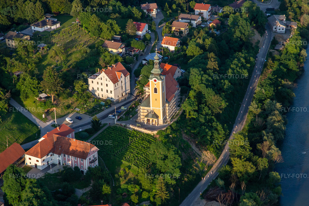 Luftbild: Kirche Župnijska cerkev Sv. Petra in katakombe im Ortsteil Malečnik in Maribor im Bundesland Slowenien in Slowenien. Foto: IMG_137398.jpg vom 08.07.2023 durch Werner Riehm/FLY-FOTO.de