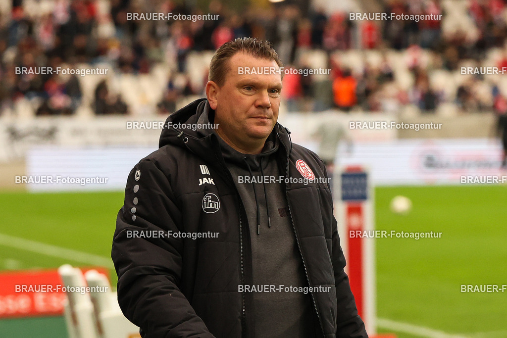 Rot-Weiss Essen - 1.Fc Schweinfurt | Essen, Deutschland, 02.11.2025 Uwe Koschinat (Rot-Weiss Essen) schaut während des 3.Liga Spiels zwischen  Rot-Weiss Essen und 1.Fc Schweinfurt am 02.11.2025 im Stadion an der Hafenstraße in Essen. (Foto von Timo Bluhmki-Schmidt/Brauer Fotoagentur