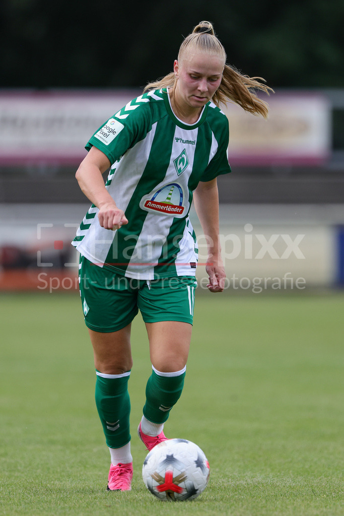 Fussball, Testspiel Frauen, SV Werder Bremen - AZ Alkmaar | Isabella Jaron (SV Werder Bremen, 11) am Ball, Freisteller, Einzelbild, Ganzkörper, Aktion, Action, Spielszene