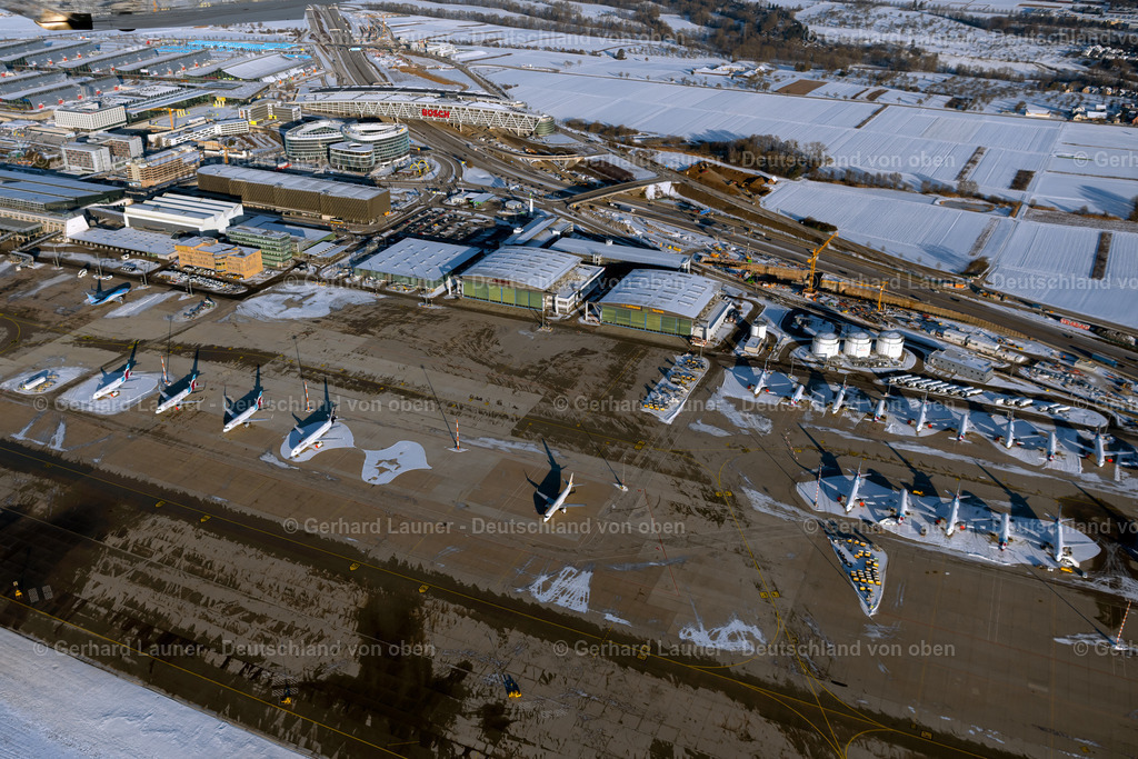 4043030 | LEINFELDEN-ECHTERDINGEN 13.02.2021 Winterlich schneebedeckte Passagierflugzeuge auf der Parkposition - Abstellfläche auf dem Flughafen in Leinfelden-Echterdingen im Bundesland Baden-Württemberg, Deutschland. Weiterführende Informationen bei: Flughafen Stuttgart GmbH. // Wintry snowy passenger airplanes in parking position - parking area at the airport in Leinfelden-Echterdingen in the state Baden-Wuerttemberg, Germany. Further information at: Flughafen Stuttgart GmbH. Foto: Gerhard Launer