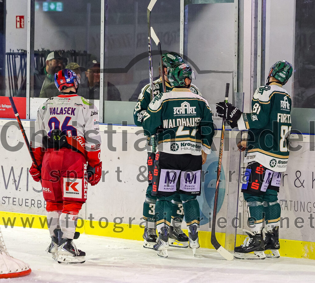 2025-11-16_155_TSV_Erding_gegen_Selber_Woelfe | Erding, Deutschland, 16.11.2025:Eishockey, Oberliga Süd 2025 / 2026, 17. Spieltag, TSV Erding gegen Selber Wölfe, Endergebnis: 3:1Lukas Valasek (Selber Wölfe, #96), Marc Schmidpeter (Erding Gladiators, #33), Mark Waldhausen (Erding Gladiators, #27), Maximilian Forster (Erding Gladiators, #81)Foto: Christian Riedel / fotografie-riedel.net