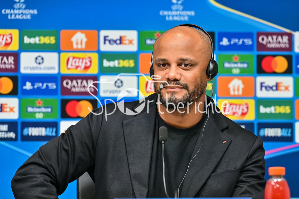 Paphos FC - FC Bayern München | im Bild Vincent KOMPANY Trainer FC Bayern Muenchen auf der Pressekonferenz vor dem Spiel in Pafos / Einzelfoto / Freisteller Regionalliga Bayern: FC Bayern Amateure - FC Würzburger Kickers; Grünwalder Stadion am 27.09.2025