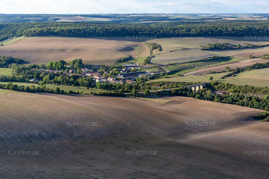 Luftbild: Ortsansicht in Thonnance-les-Moulins im Bundesland Haute-Marne in Frankreich. Foto: IMG_134296.jpg vom 03.09.2022 durch Werner Riehm/FLY-FOTO.de