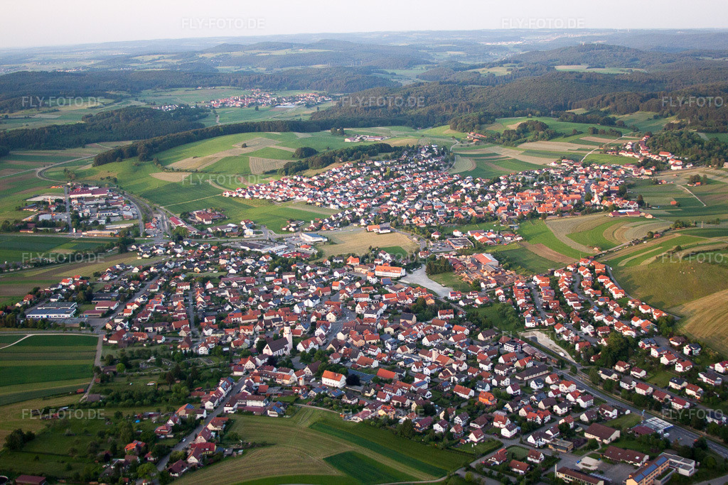 Luftbild: Ortsansicht der Straßen und Häuser der Wohngebiete im Ortsteil Großengstingen in Engstingen im Bundesland Baden-Württemberg in Deutschland. Foto: IMG_67010.jpg vom 07.06.2014 durch Werner Riehm/FLY-FOTO.de