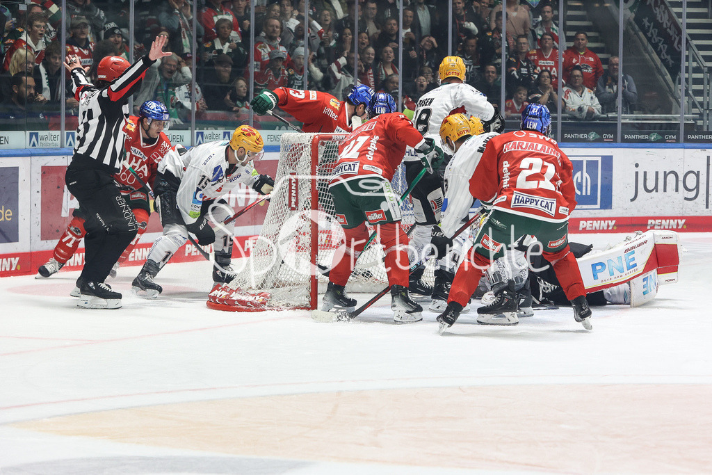 Augsburger Panther - Fischtown Pinguins Bremerhaven | Viel Verkehr vor dem Tor von Kristers GUDLEVSKIS (BHV #30) / Kein Tor /
