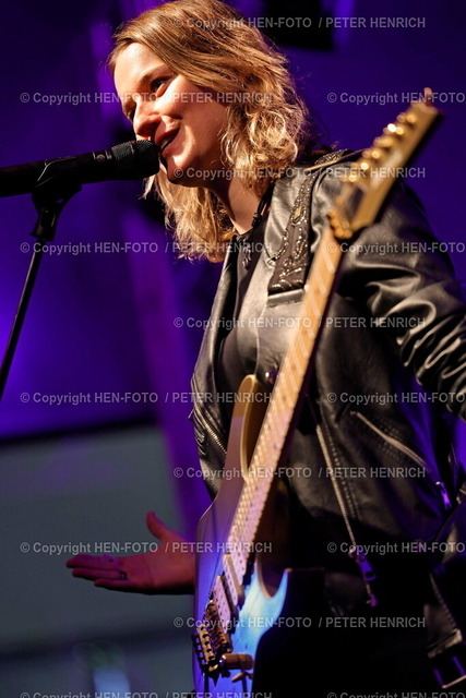 Prolight + Sound 2024 Frankfurt | 21.03.2024 The Global Entertainment Technology Show für Theater und Bühnen Technik Bühnenausstattung Event Dienstleistungen auf dem Messegelände in Frankfurt PLS prolight and sound 19.3.2024 -22.3.2024 mit Live Demonstrationen Podiumsgesprächen und DJ Performances Live Auftritten hier Halle 11.0 E30 Performance Production Hub YASI HOFER Live Performance der Ausnahmegitarristin (Foto: Peter Henrich) - Realisiert mit Pictrs.com